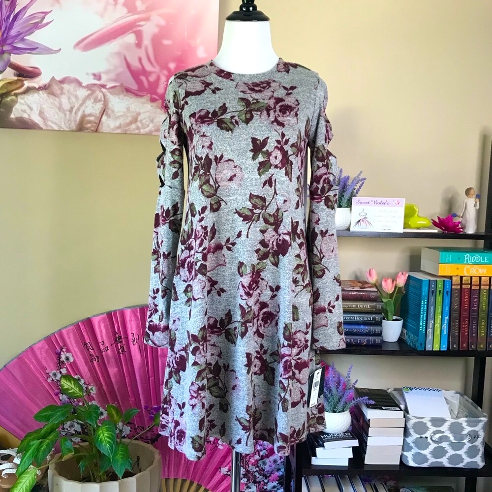 ✨ NWT Floral Cutout Sleeve Sweater Dress